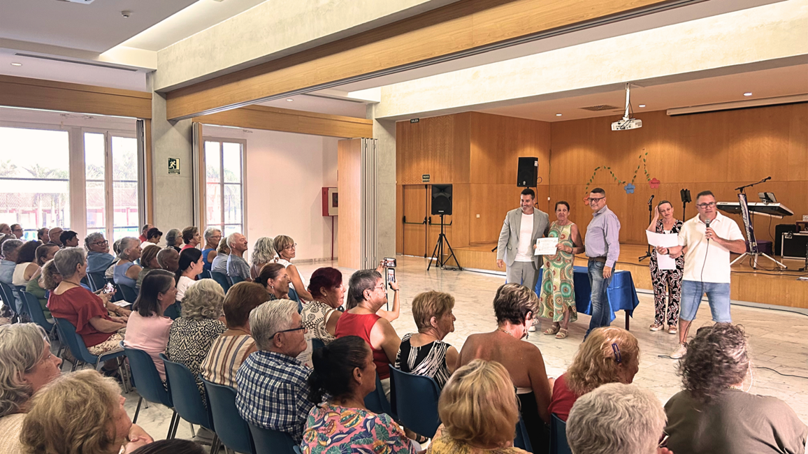 20260724 MY Una de las premiadas junto a los concejales