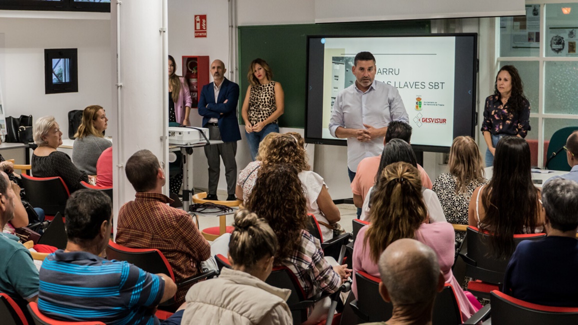 20251023 VV Archivo Alejandro Marichal y Lucía Jiménez explican el proyecto a los vecinos